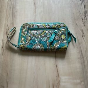 vera bradley wristlet